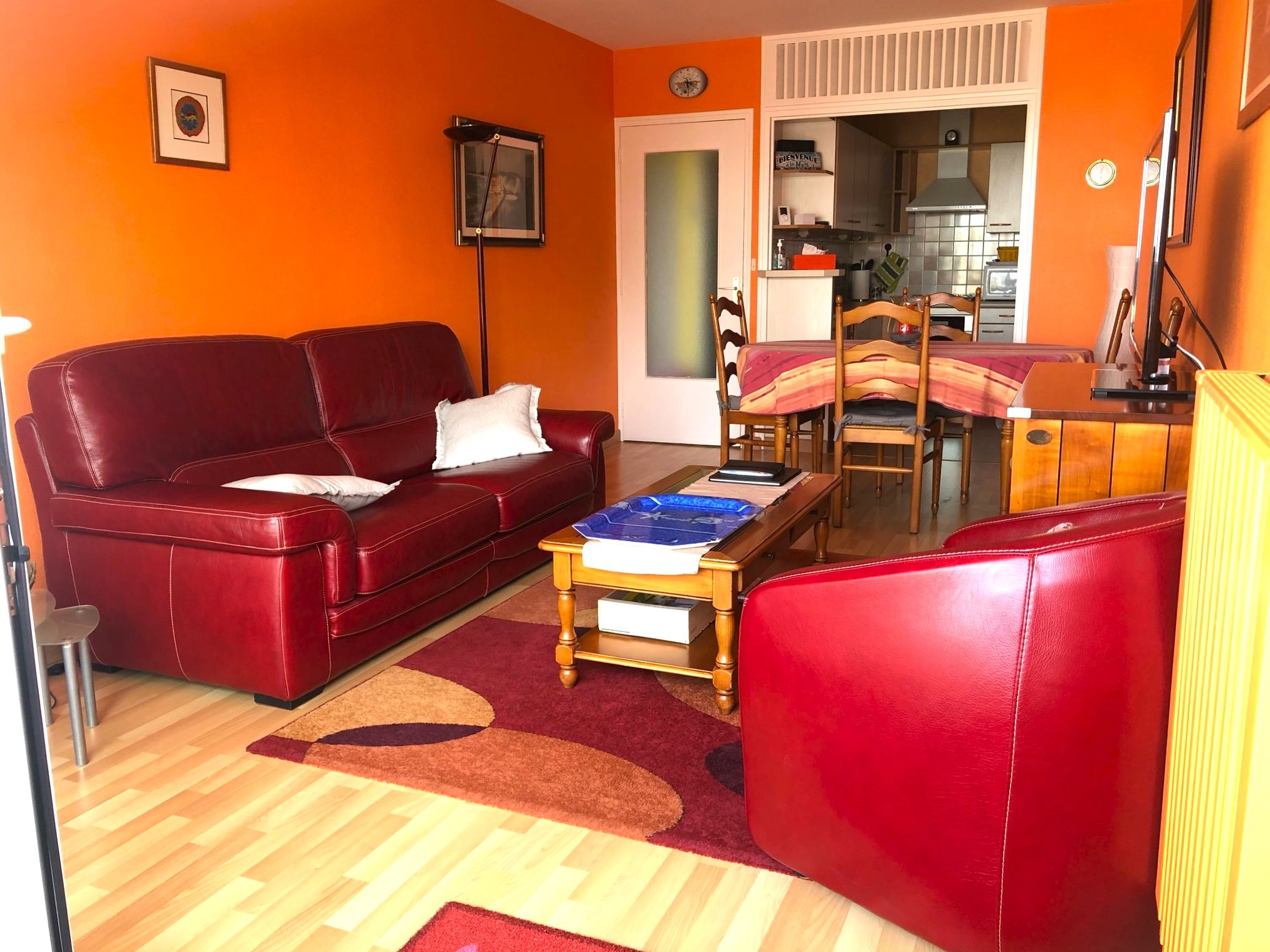 Pièce de vie chaleureuse vue mer avec accès à la terrasse (coin salon, coin séjour, coin cuisine)