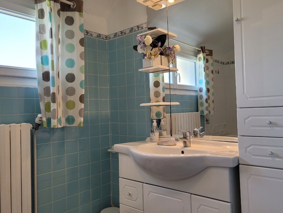 Location Clévacances, Loguivy-de-la-mer, Le Barbu, la salle d'eau du RDC avec douche