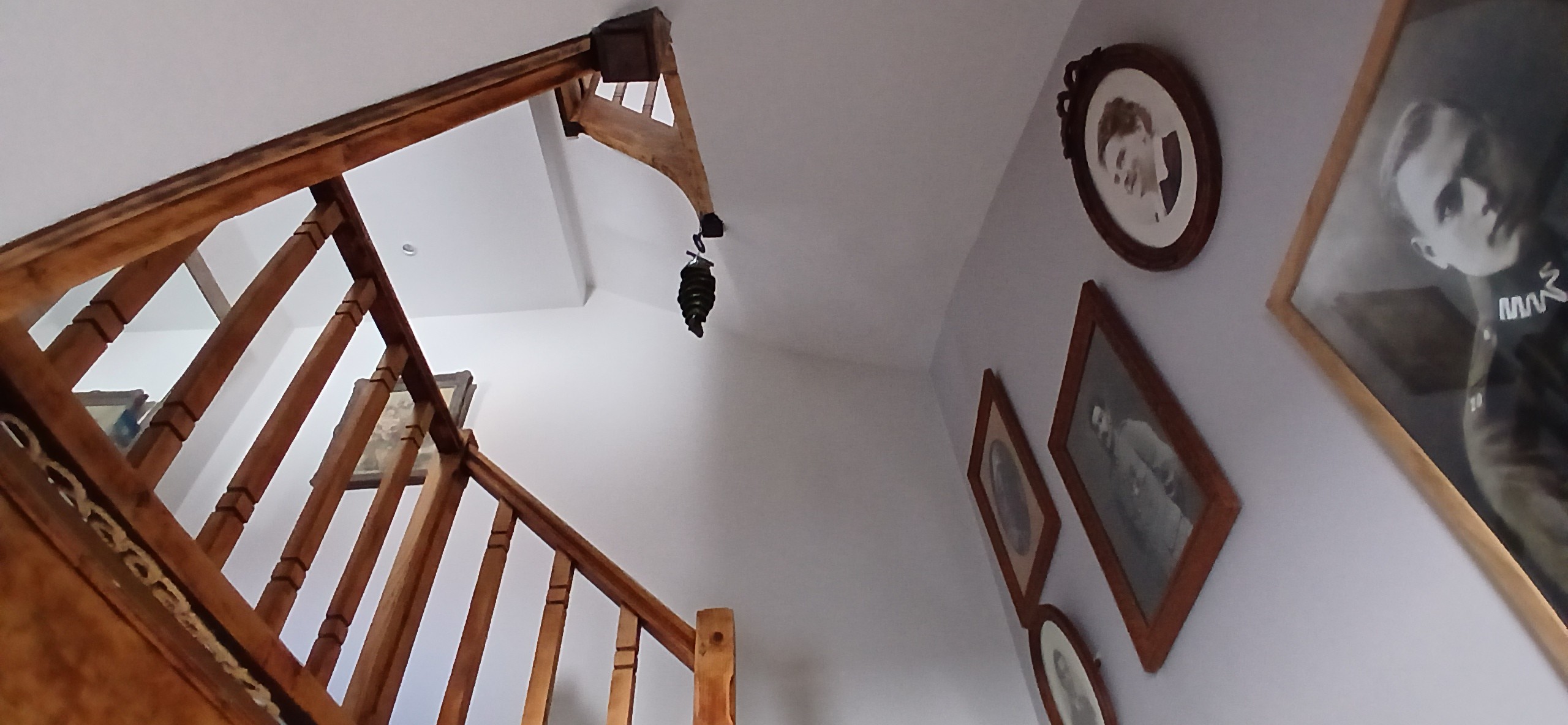 Une Pause en ville (Bed and breakfast), Clermont-Ferrand - Puy de Dôme - Auvergne : The magnificent staircase leading to the bedrooms