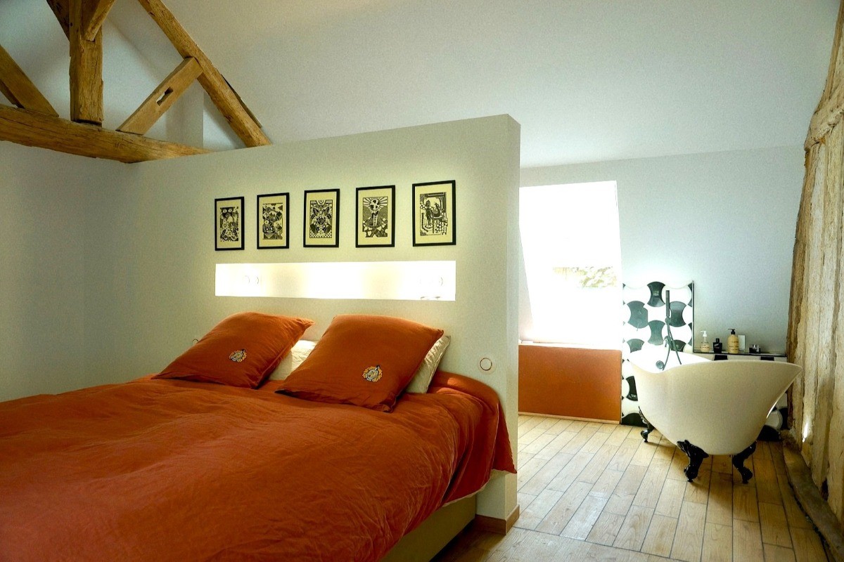 Chambre 2 à l'étage - pour 2 personnes (lit 160 cm) avec salle de bain privative communicante (meuble vasque et baignoire sur pied grande dimension).