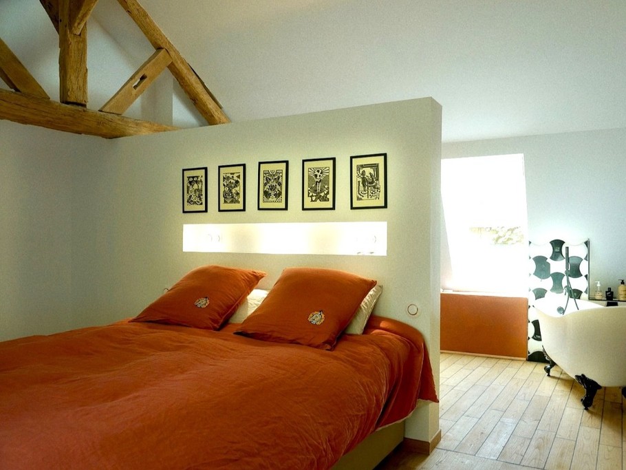 Chambre 2 à l'étage - pour 2 personnes (lit 160 cm) avec salle de bain privative communicante (meuble vasque et baignoire sur pied grande dimension).