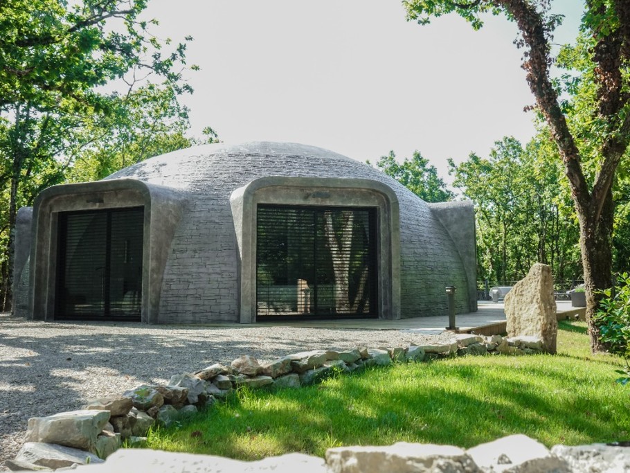 Des abords soignés et une intégration paysagère réussie rajoutent du charme au Dôme