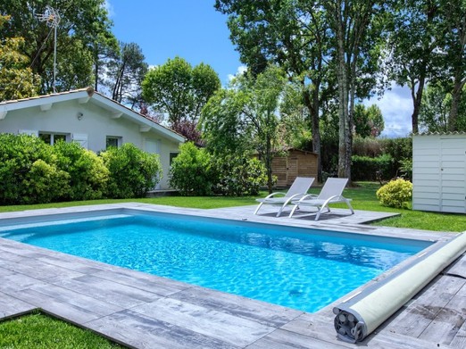 accès direct piscine au sel chauffée depuis la location