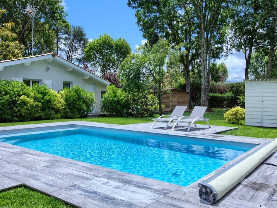 accès direct piscine au sel chauffée depuis la location
