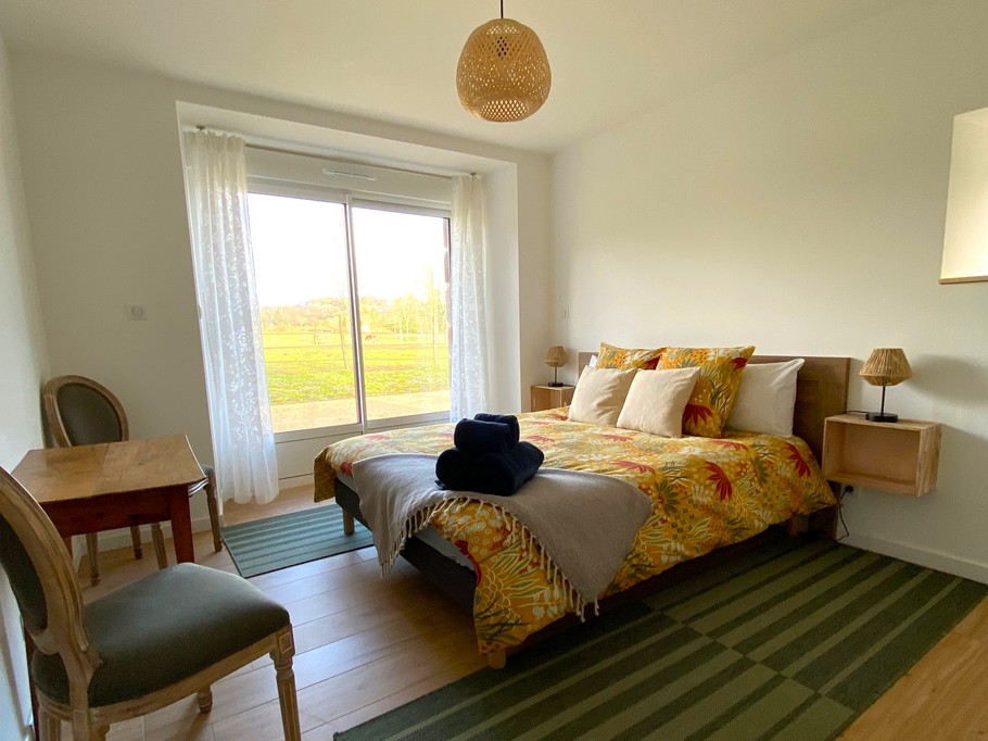 Chambre 1 au RDC de plain pied avec lit 160 cm et rangements. Salle d'eau communicante. WC séparé.