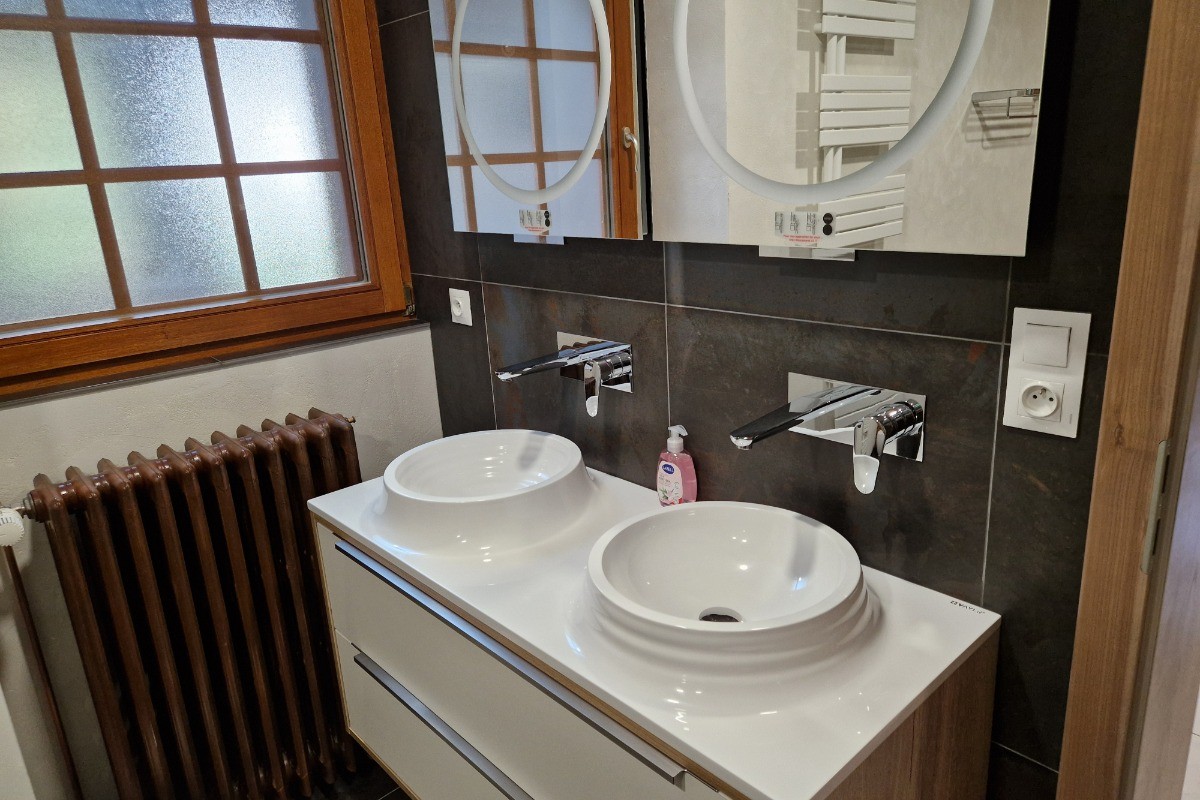 Salle de bains au rez-de-chaussée avec baignoire et douche - Gîte de la Haute Hardoye (14 pers) dans les Vosges