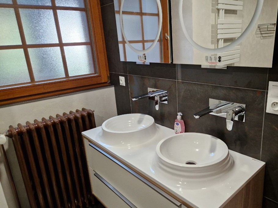 Salle de bains au rez-de-chaussée avec baignoire et douche - Gîte de la Haute Hardoye (14 pers) dans les Vosges