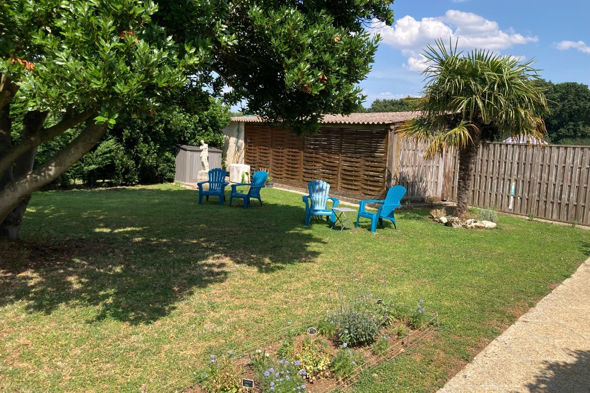 Le jardin commun, gite La Ramée avec piscine pour 6 personnes, près de Rochefort, Charente maritime
