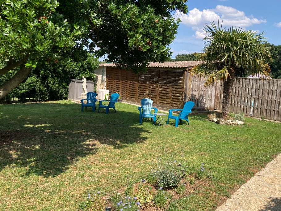 Le jardin commun, gite La Ramée avec piscine pour 6 personnes, près de Rochefort, Charente maritime