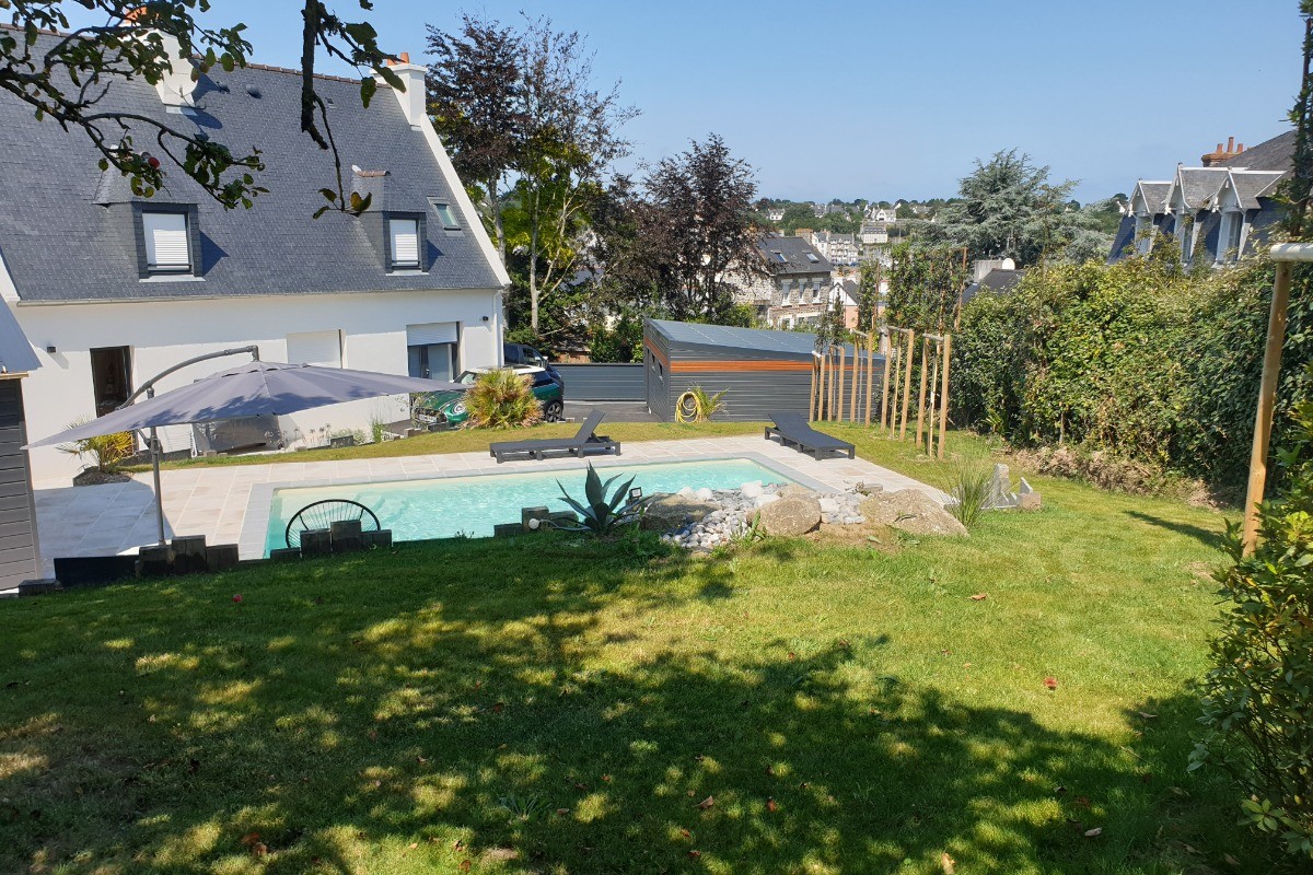 Vue globale maison - VILLA SUR JARDIN CLOS AVEC PISCINE