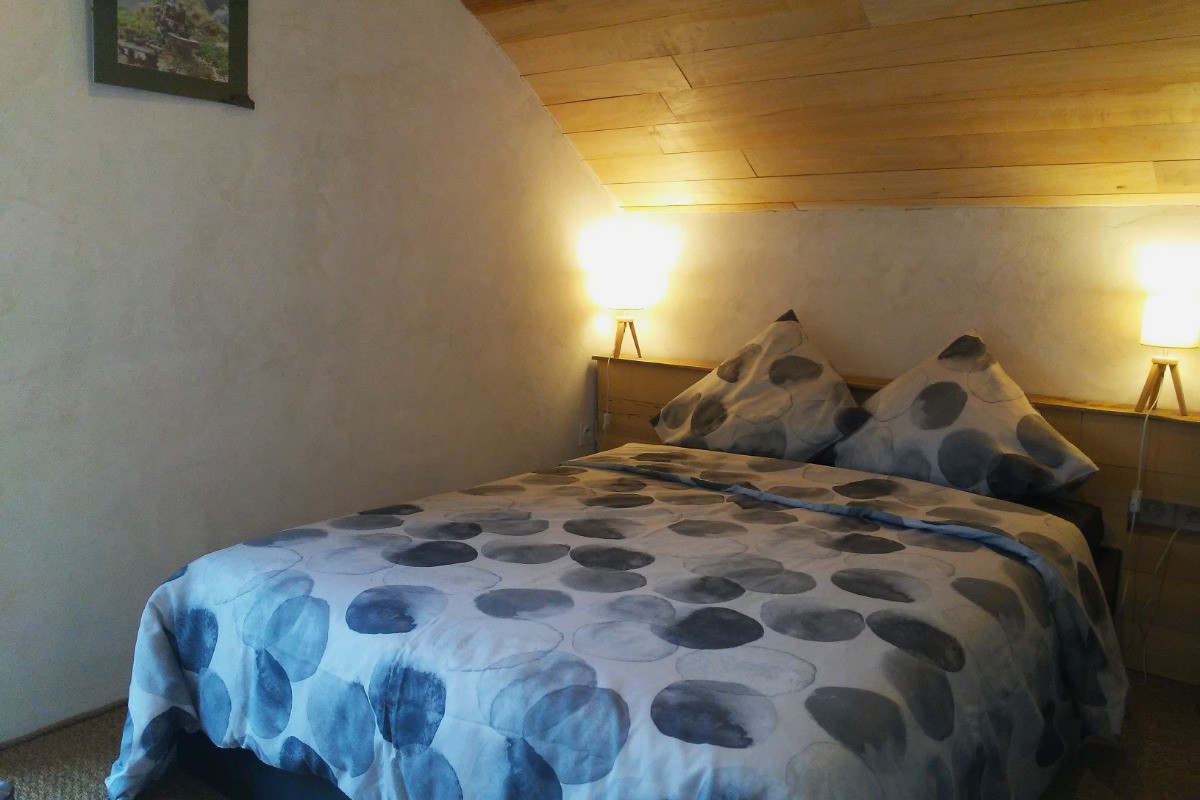 Chambre sous les combles avec lit 140cm