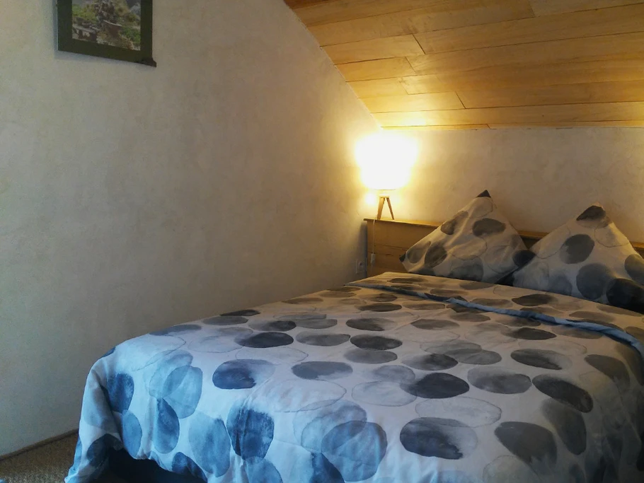 Chambre sous les combles avec lit 140cm