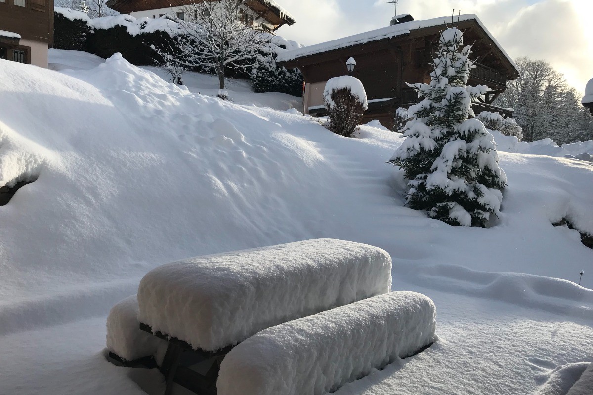 Une terrasse sous la neige.