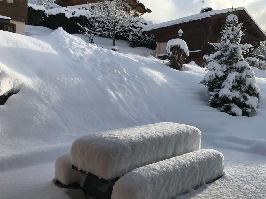 Une terrasse sous la neige.