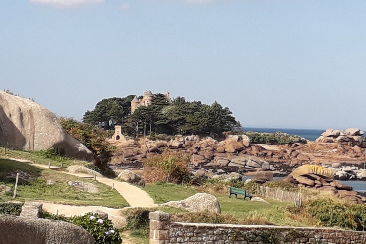 Vue de l'appartement sur le Château de Costaéres et sentier des Douaniers