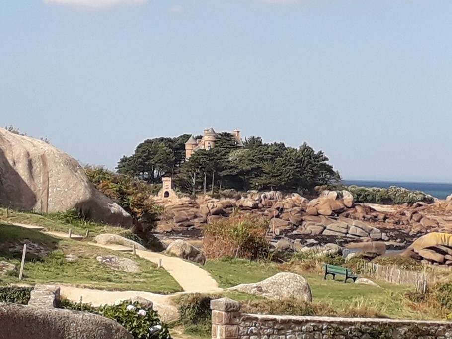 Vue de l'appartement sur le Château de Costaéres et sentier des Douaniers
