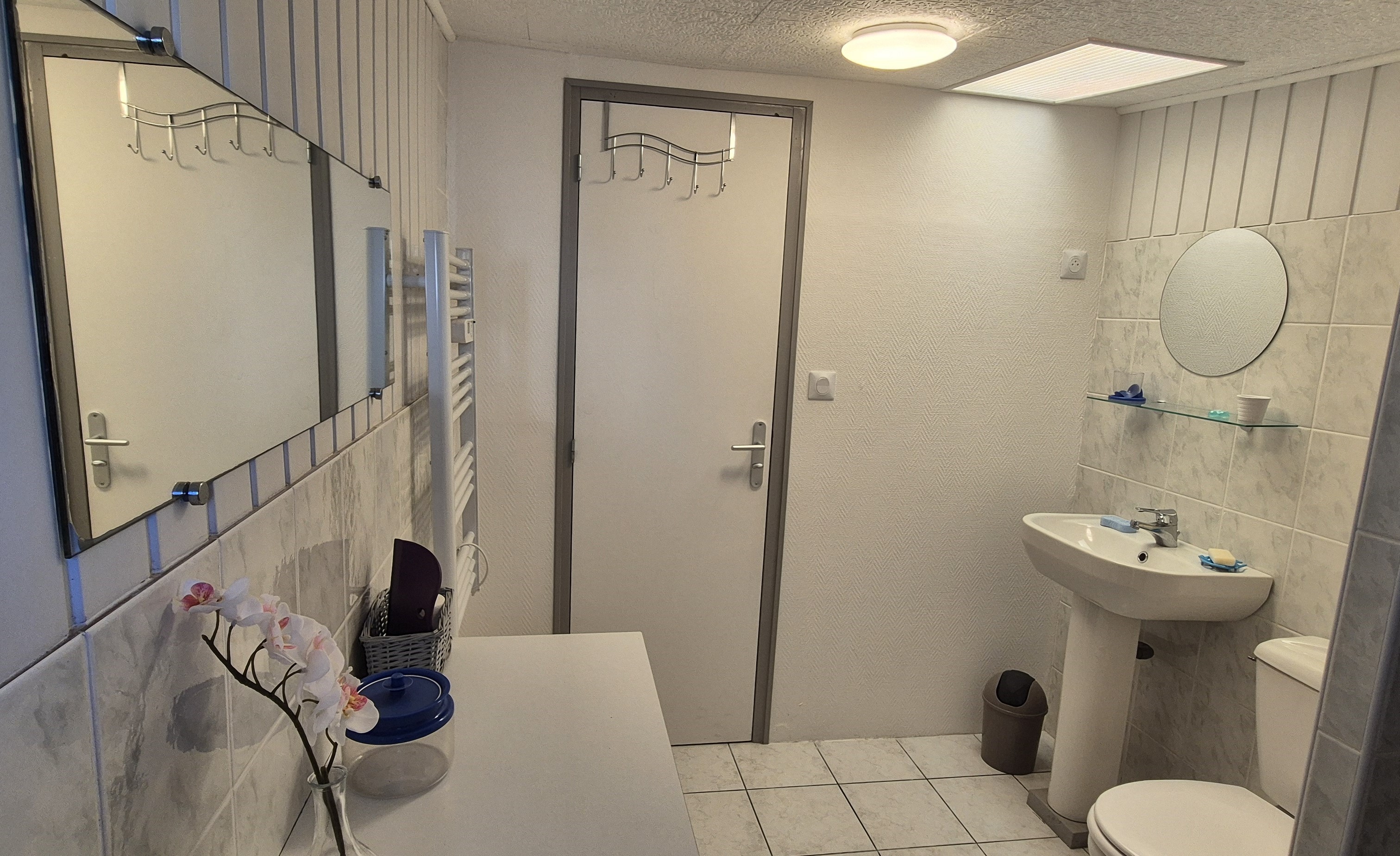 Salle d'eau au RDC avec douche et WC