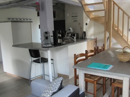 le séjour avec cuisine aménagée fonctionnelle