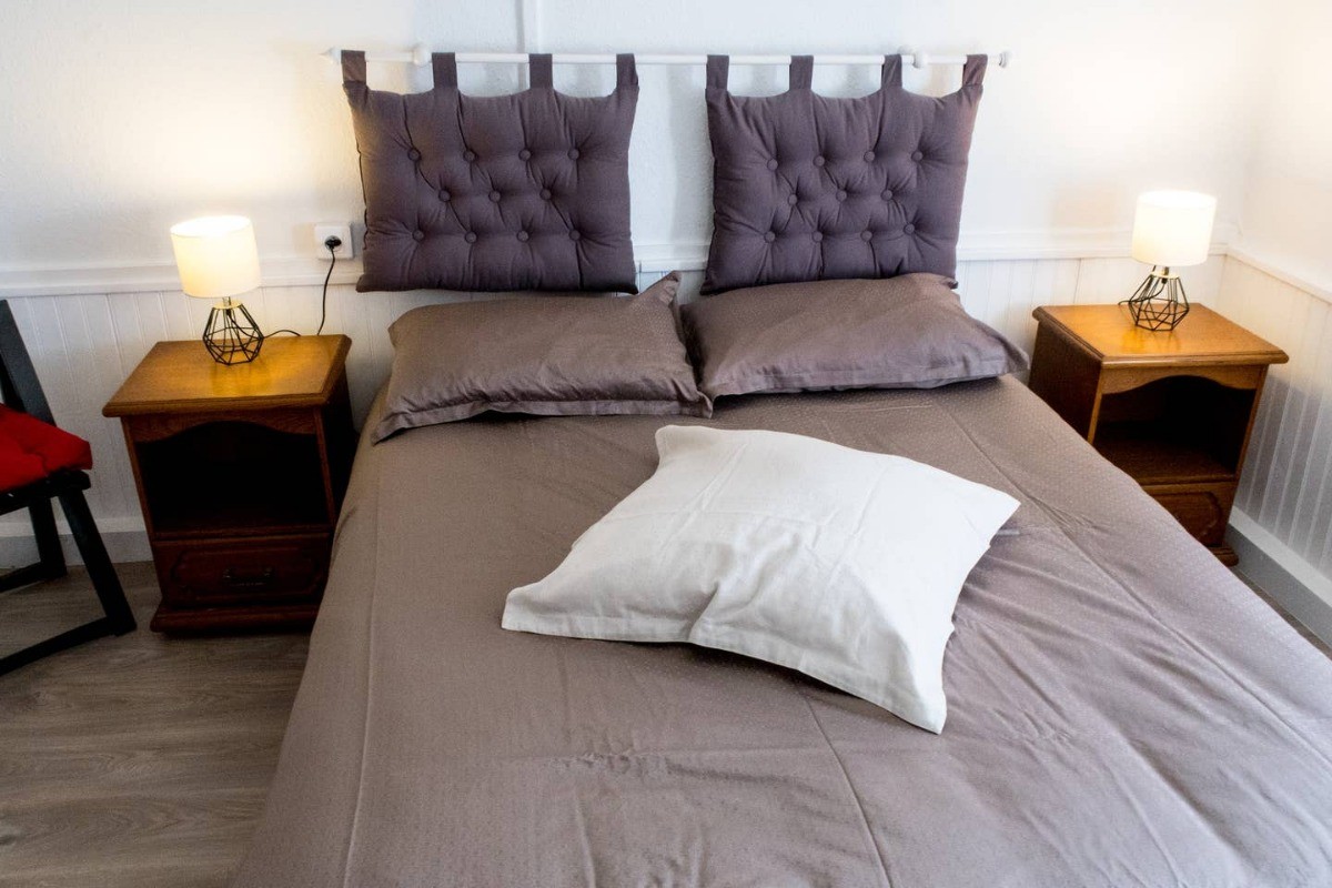 Une chambre avec lit double.