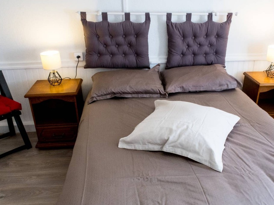 Une chambre avec lit double.