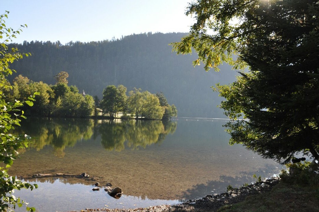 à 1 km, le lac de Longemer et son calme..