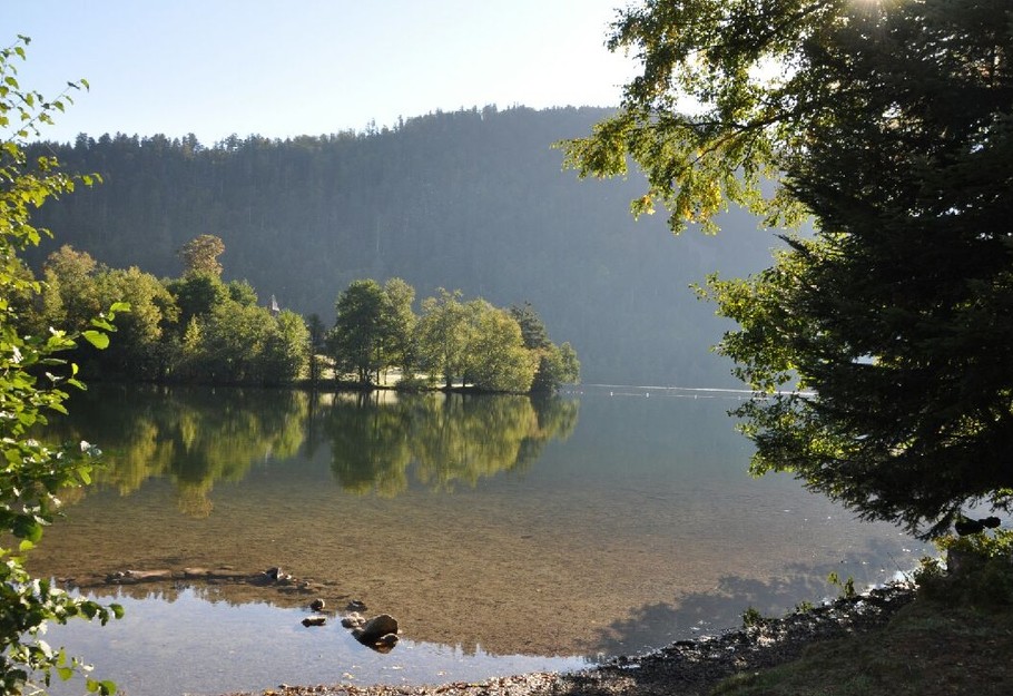 1 km away, Lac de Longemer and its calm...