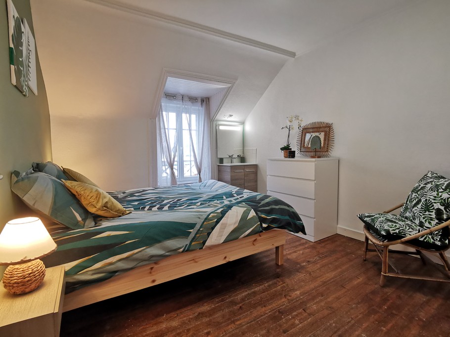 Etage: Chambre 2 "Tropicale" avec Lit 160 + lavabo