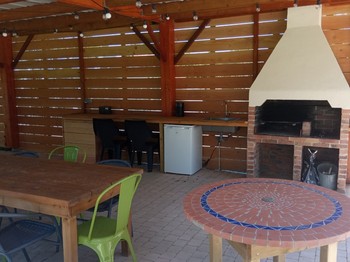 Grand préau avec cuisine d'été