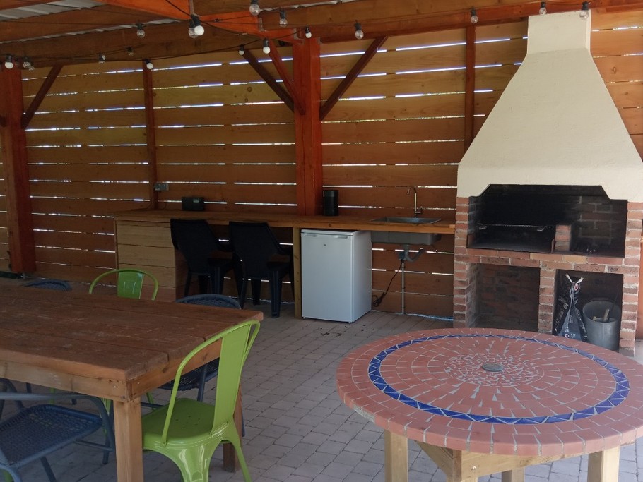 Grand préau avec cuisine d'été