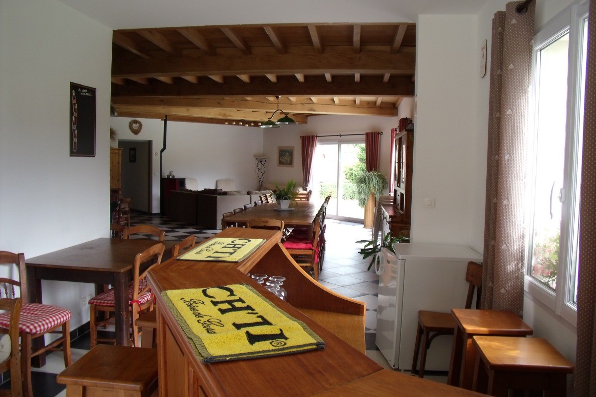 Bar vers la salle et le salon
