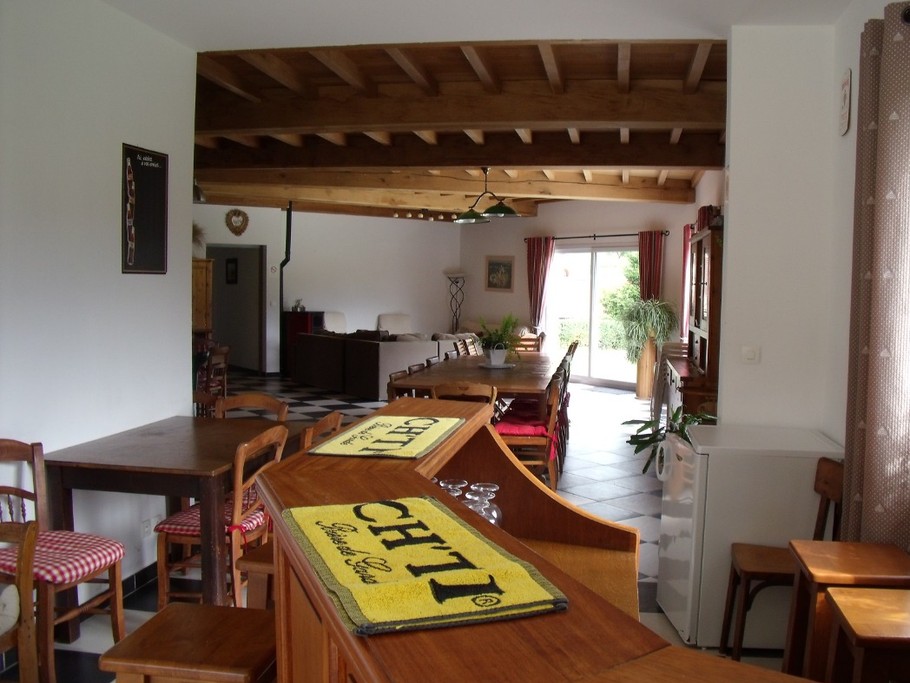 Bar vers la salle et le salon