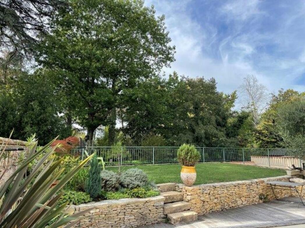 Piscine et espace pelouse privée, vue sur le parc