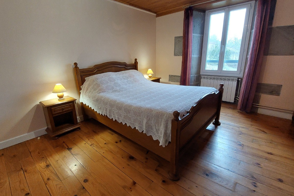 Chambre 1 avec lit en 140 + bureau