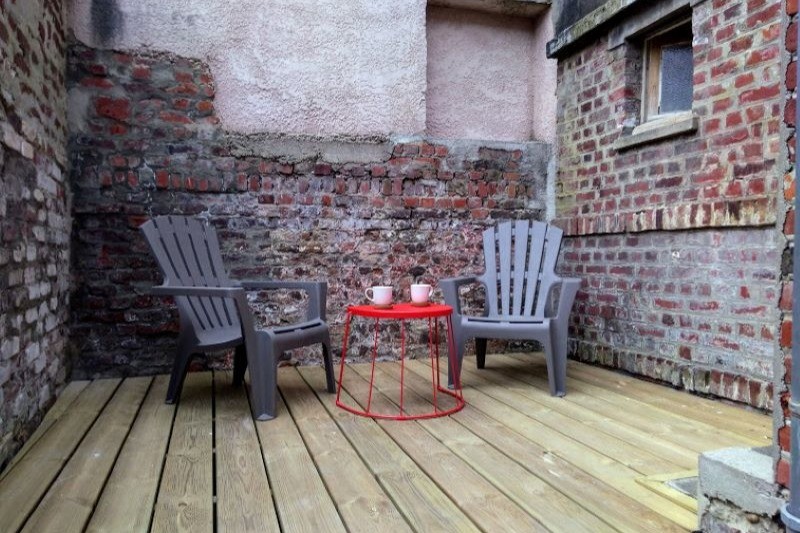 Une terrasse attenante à la cuisine , dans une courette fermée, bien ensoleillée le matin.