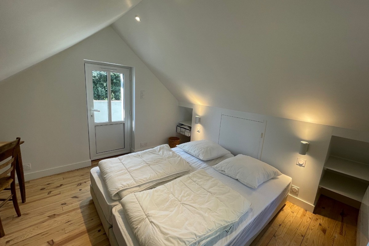 Chambre 5 avec accès escalier extérieur. 2 lits simples ou 1 lit double. Avec petit bureau