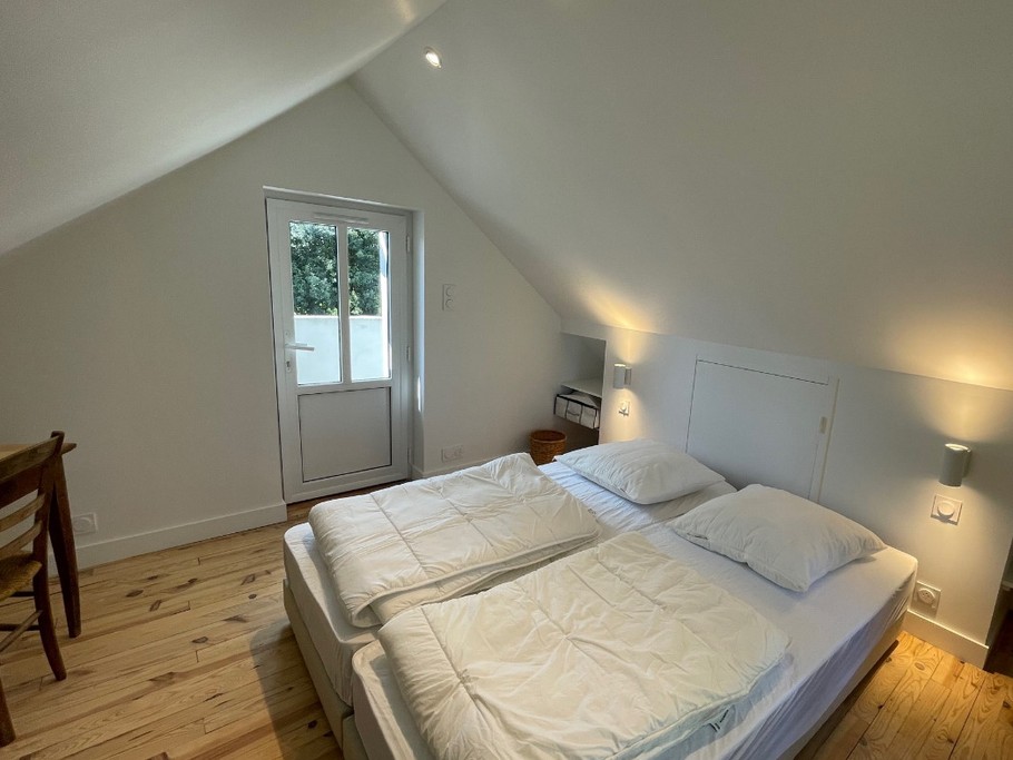 Chambre 5 avec accès escalier extérieur. 2 lits simples ou 1 lit double. Avec petit bureau