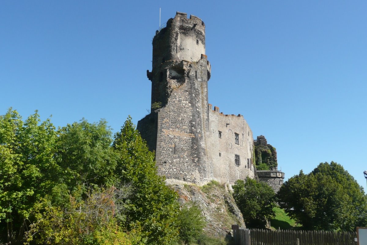 Le château de Tournoël, face au gite
