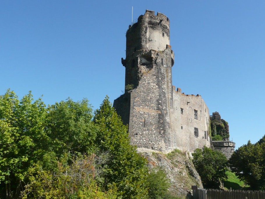 Le château de Tournoël, face au gite