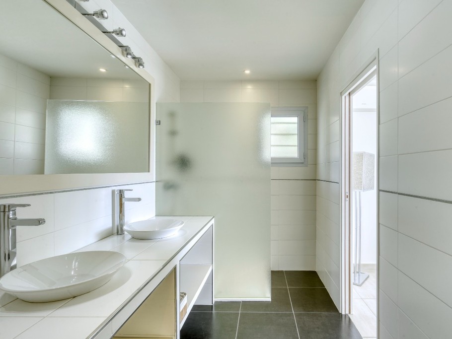 Salle de bain avec chauffe-serviettes et coin douche