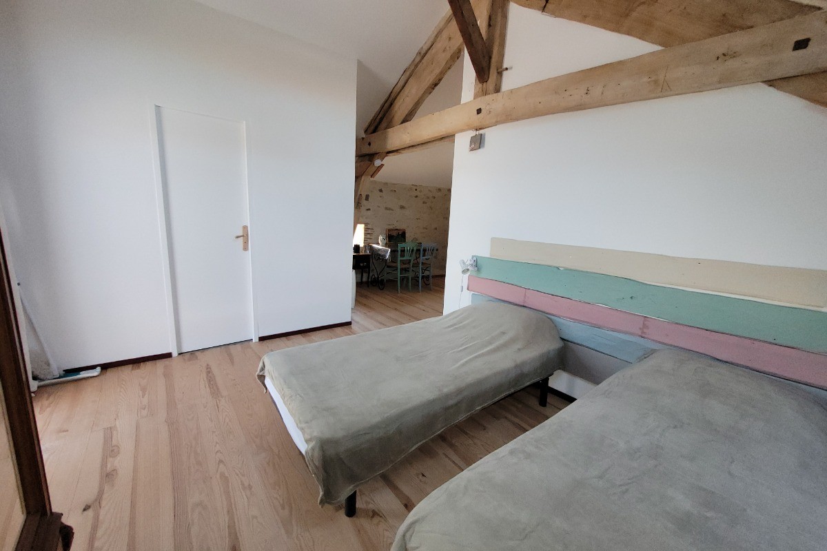 Chambre Azalée, 
sur demande, je peux rassembler les 2 lits et ajouter un sur-matelas pour obtenir un couchage de 180x190 cm