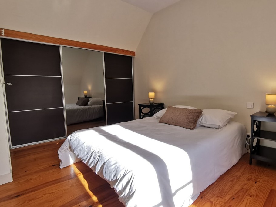 A l'étage une chambre avec un lit 140,communicante avec la sde-wc