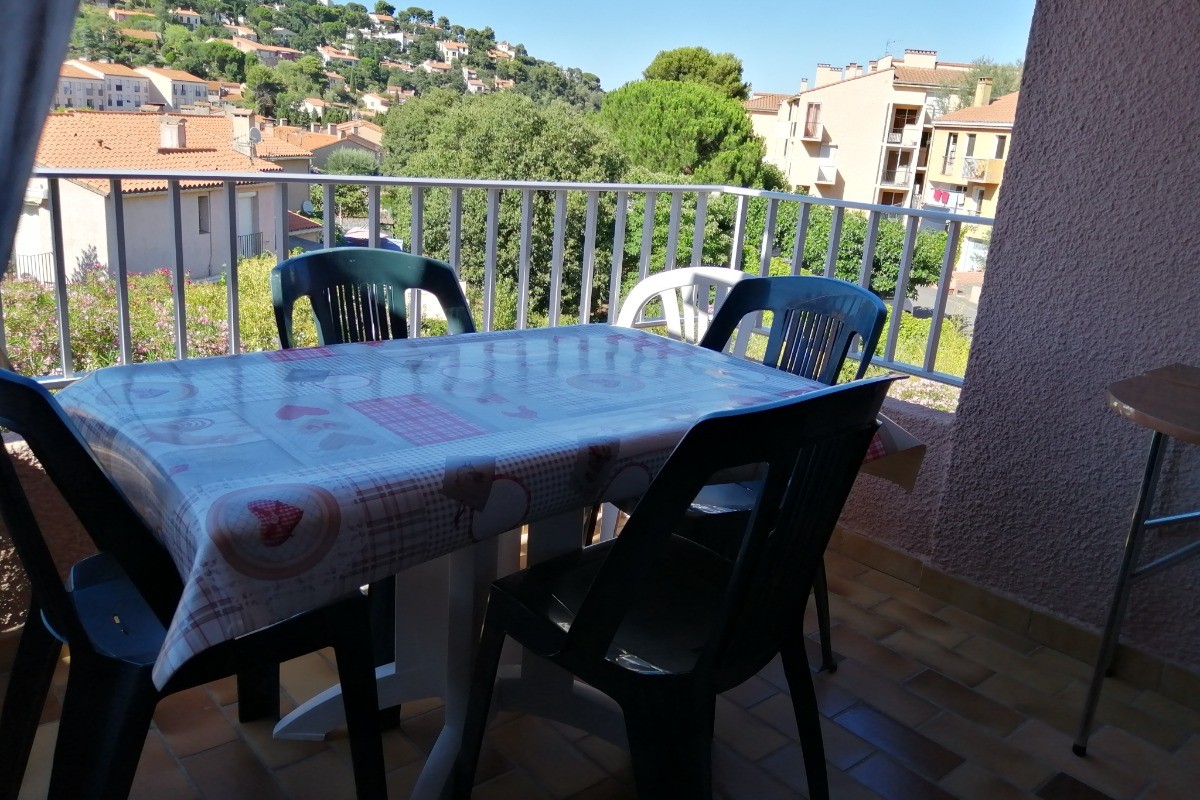 Appartement collioure - terrasse avec vue dégagée sur les espaces verts de la résidence et les collines, sans vis à vis ni rue à proximité