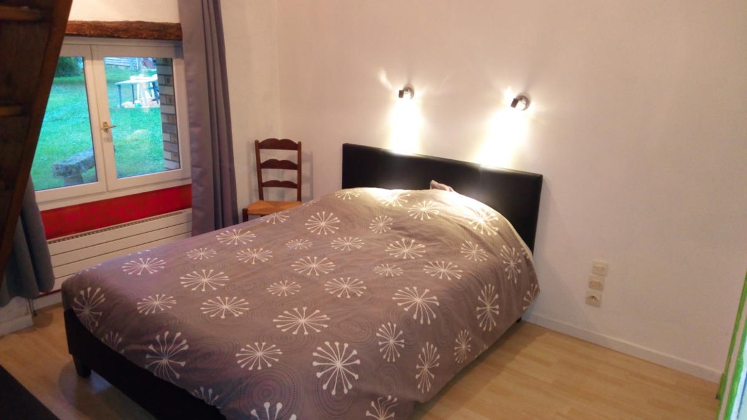 Chambre lit 140 cm au RDC avec salle d'eau attenante et chambre communicante en mezzanine