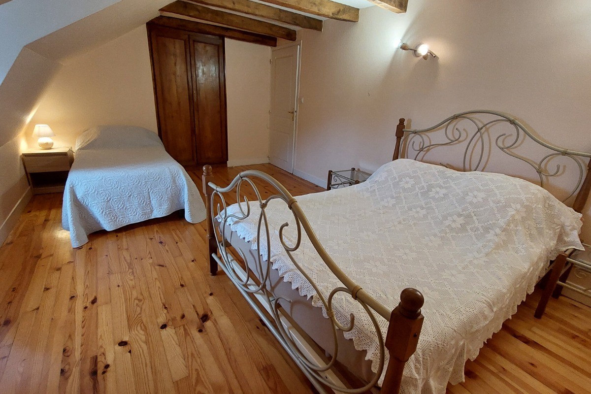 Chambre 4 avec 1 lit en 140 et 1 lit en 90