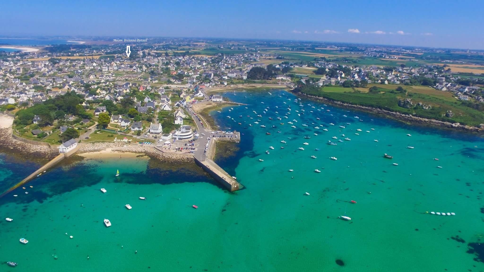 La maison est toute proche de la mer et de portsall