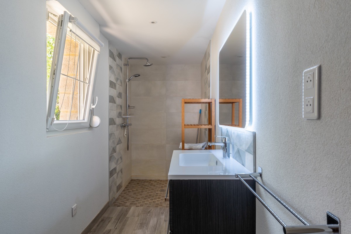 Grande salle d'eau avec douche à l'italienne
