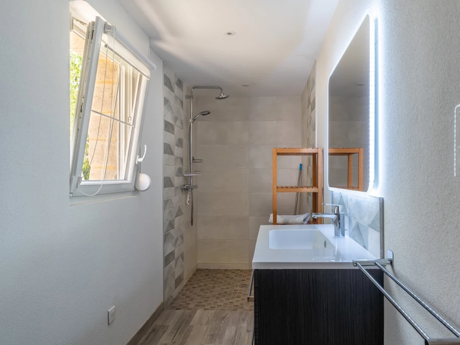 Grande salle d'eau avec douche à l'italienne