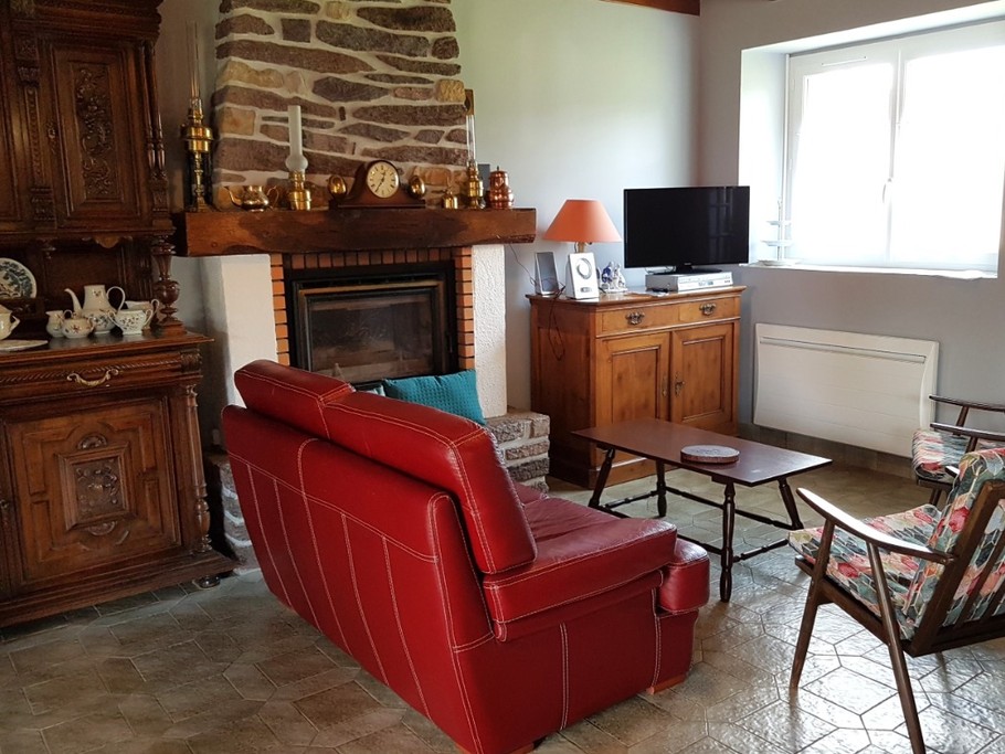 Grande pièce de vie avec coin cuisine toute équipée, coin séjour et coin salon.
Crédits photo : Clévacances 35