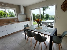 Grande cuisine séparée avec accès terrasse