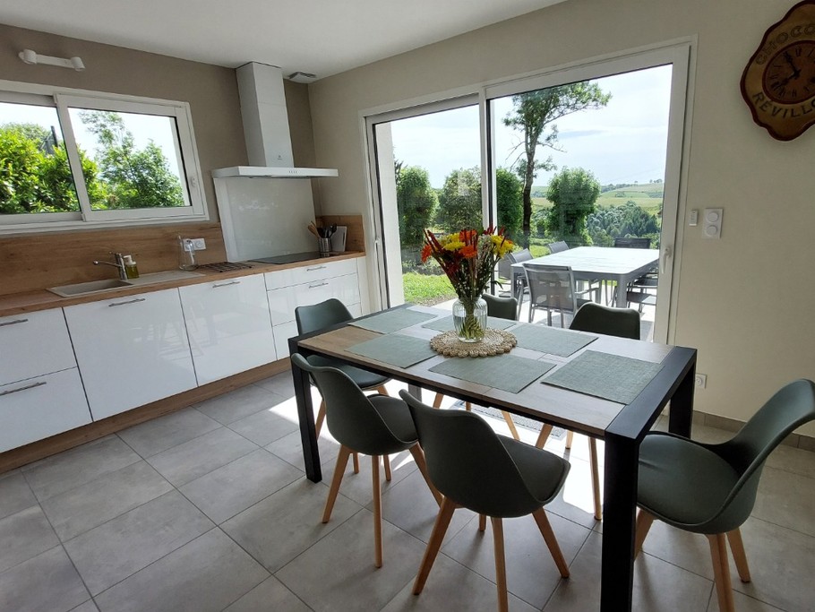 Grande cuisine séparée avec accès terrasse